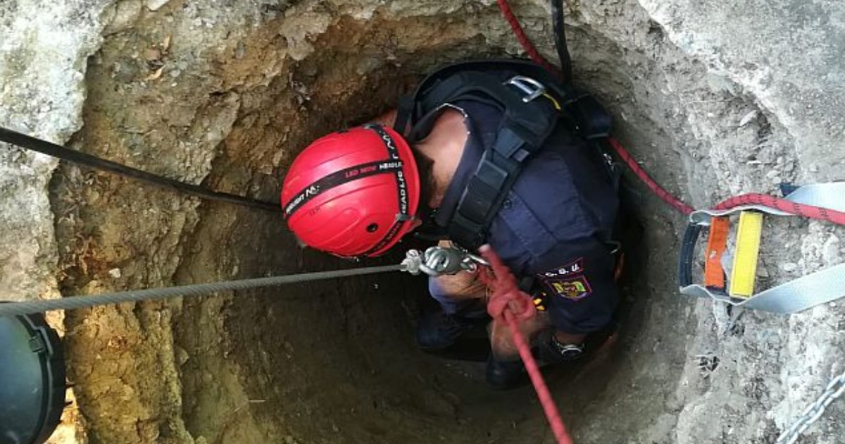 Femeie blocată într-o fântână de 15 metri, salvată