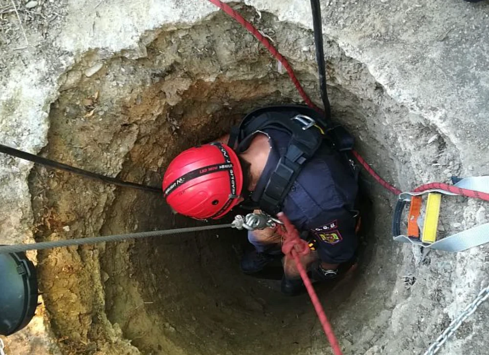 Femeie blocată într-o fântână de 15 metri, salvată de voluntari și localnici înainte de venirea forțelor de intervenție