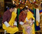 Trei generații: fostul rege al Bhutanului cu fiul său, actualul Rege, și mezina Sonam. FOTO: Casa Regală a Bhutanului