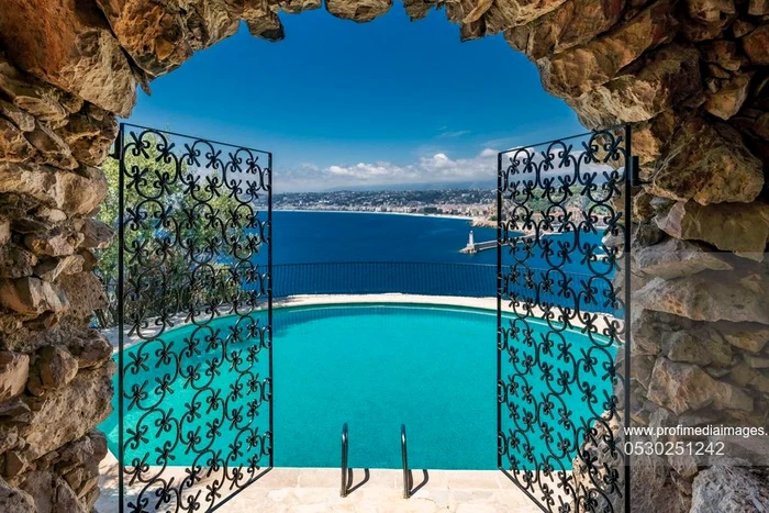 Vedere din casa care i-a aprținut actorului Sean Connery. Foto: Profimedia Images