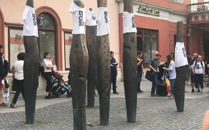 Flashmob-ul are loc în Piaţa Unirii la monumentul „Stâlpi împuşcaţi”