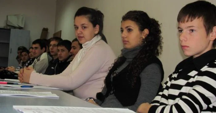 Roxana Cobzaru, centru, se vede manager intr-o firma din domeniul serviciilor.