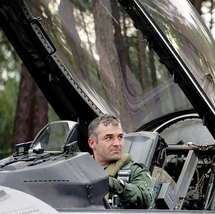 
    Comandorul  Cătălin Micloş,  la bordul  aeronavei F-16,  în timpul pregătirii  din PortugaliaFoto: rumaniamilitary.ro  
