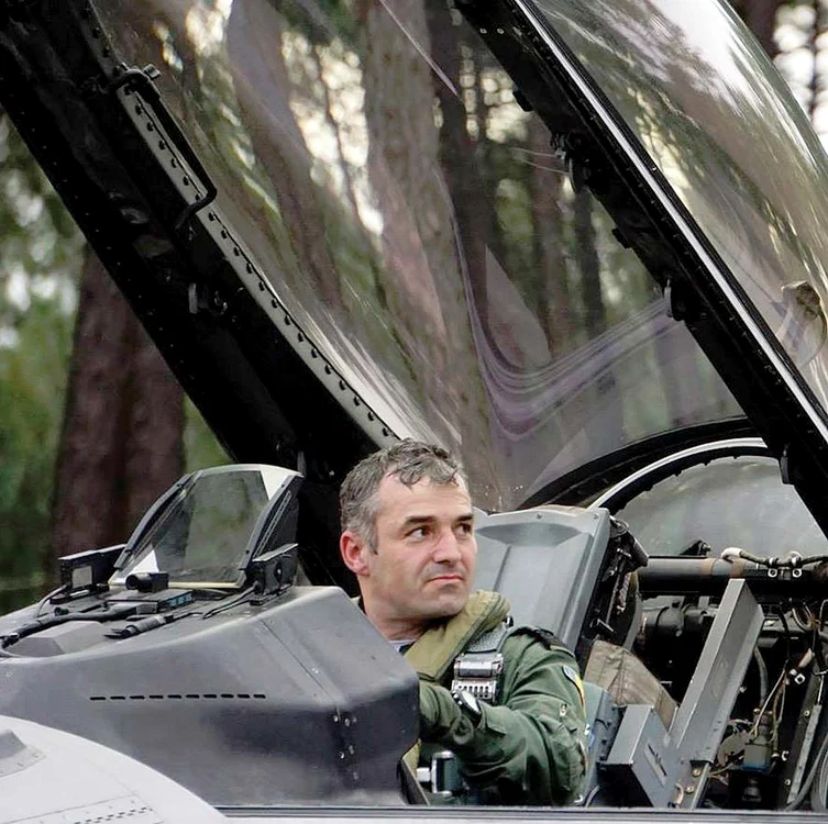 
    Comandorul  Cătălin Micloş,  la bordul  aeronavei F-16,  în timpul pregătirii  din PortugaliaFoto: rumaniamilitary.ro  