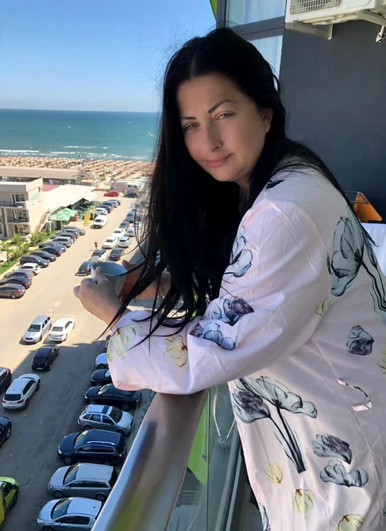 +40 - Gabriela Cristea (45 de ani) se teme de bisturiu