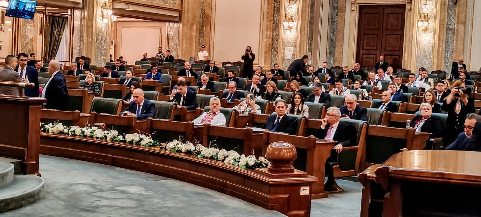 Moţiunea de cenzură „România nu este de vânzare - fără progresişti la guvernare”, dezbătută şi supusă votului în plenul reunit al Parlamentului