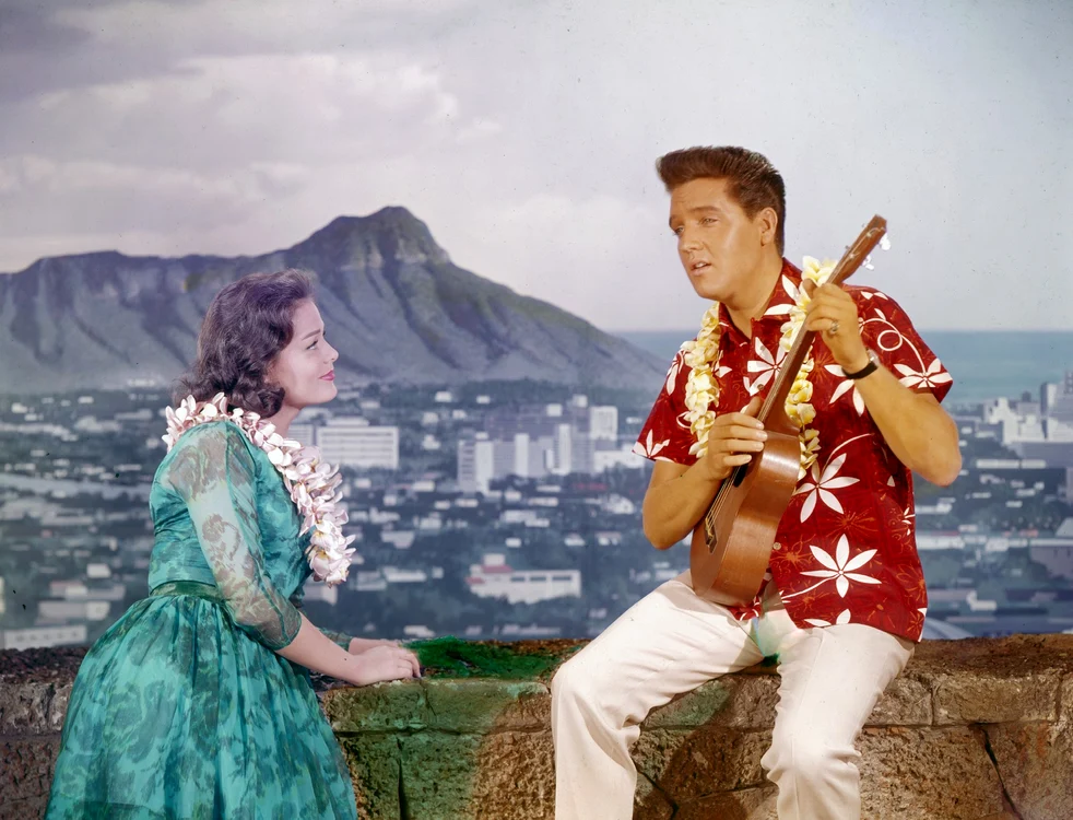
    Elvis Presley și iubita  