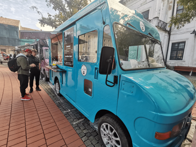 Spectacol culinar în Timișoara. Camionete și microbuze, transformate în bucătării pe patru roți FOTO