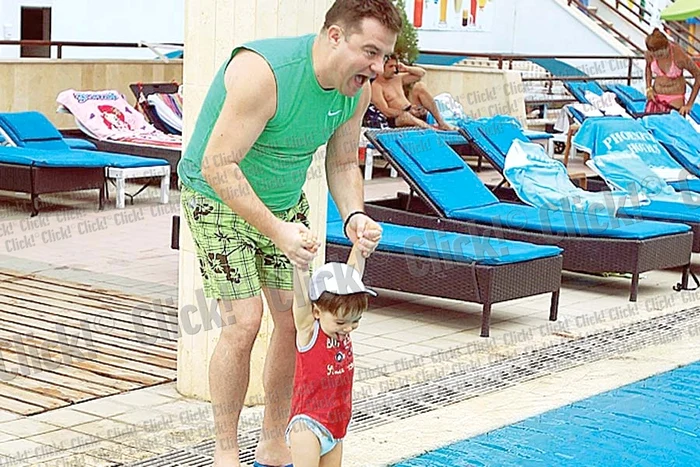 Andrei Duban s-a distrat la piscină împreună cu  soţia şi fiul său (Fotografii: Alex Muscaliu, Bogdan Ionescu)