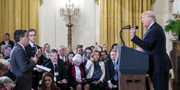 Donald Trump intr-un schimb de replici cu reporterul CNN Jim Acosta FOTO EPA-EFE