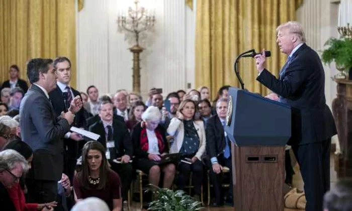 Donald Trump intr-un schimb de replici cu reporterul CNN Jim Acosta FOTO EPA-EFE