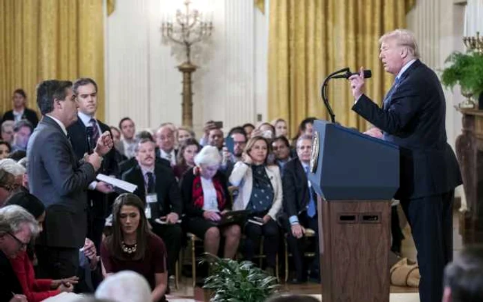 Donald Trump într-un schimb de replici cu reporterul CNN Jim Acosta FOTO EPA-EFE