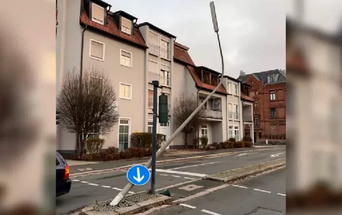 Un șofer român de TIR a lovit un semafor și un stâlp de iluminat. FOTO: TVO