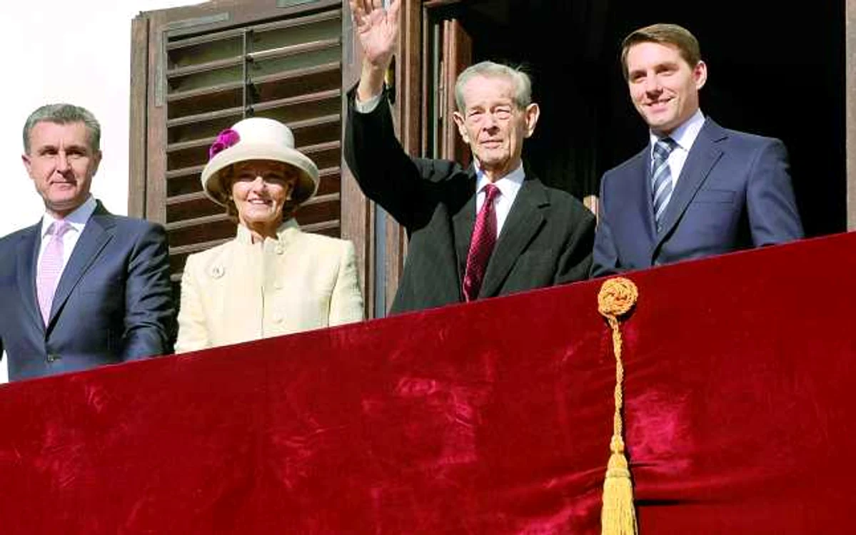 Principele Nicolae (dreapta) a fost dezmoştenit, iar starea Regelui Mihai este precară. În curând, la balcon  vor ieşi doar Principesa Margareta şi Principele Duda FOTO AFP