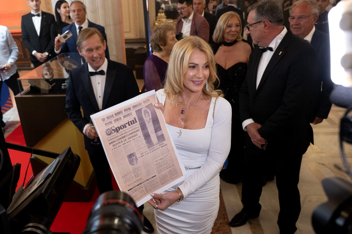 Nadia, cu prima pagină din ziarul Sportul, care anunța primul ei succes olimpic, în 1976 