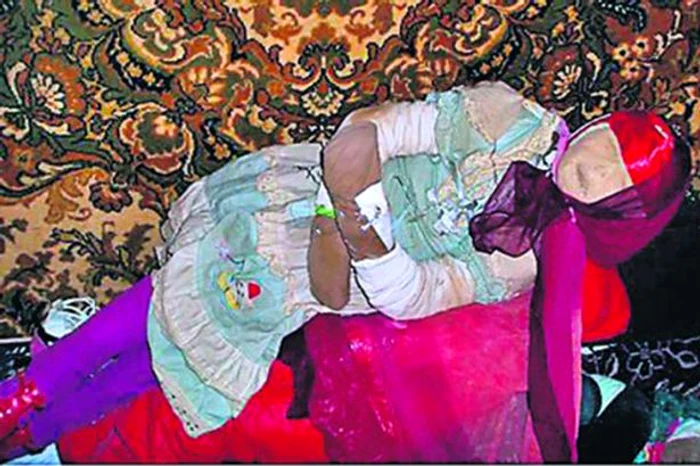 Bărbatul a petrecut lângă cadavrele fetelorFoto: mirror.co.uk