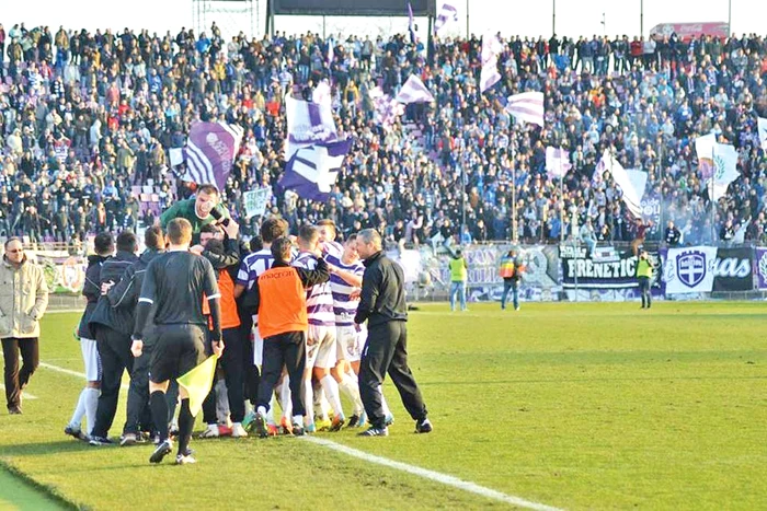 
    Stadionul “Dan  Păltinişanu” a fost  luat cu asalt de fani  