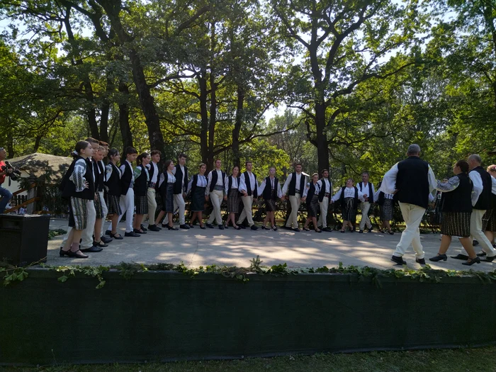 Ansamblul Folcloric "Poarta Vrancei" FOTO: Ștefan Borcea