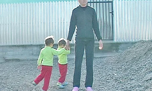 Daniela Răuţă  refuză să şi mai  lase fetiţele  gemene pe mâna  educatoarei jpeg