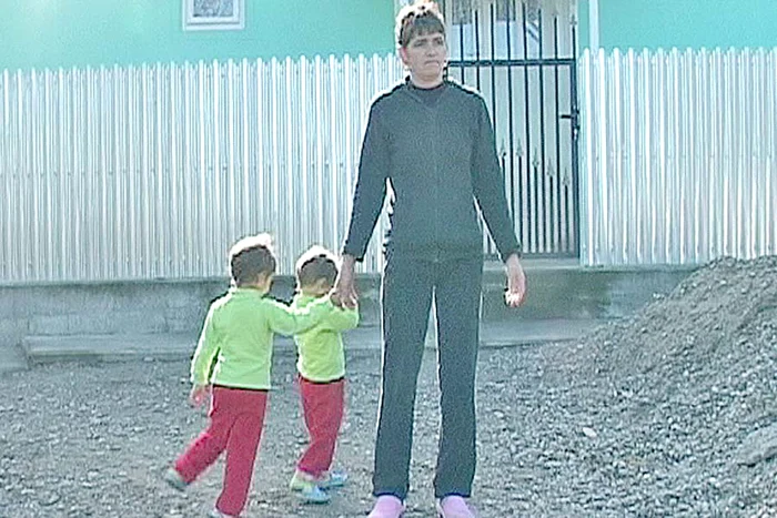 Daniela Răuţă  refuză să-şi mai  lase fetiţele  gemene pe mâna  educatoarei