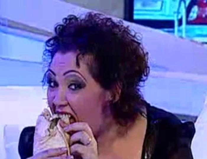 Minodora mananca shaorma