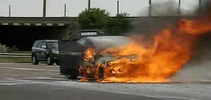 O maşină a luat foc pe Autostrada Soarelui FOTO Captură TV