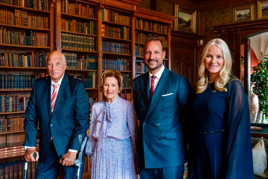 Regele Harald al Norvegiei și Regina Sonja cu Haakon și Mette Marit, 2026, la reședința regală Gamlehaugen din Bergen Heiko Junge, NTB, Casa Regală norvegiană jpg