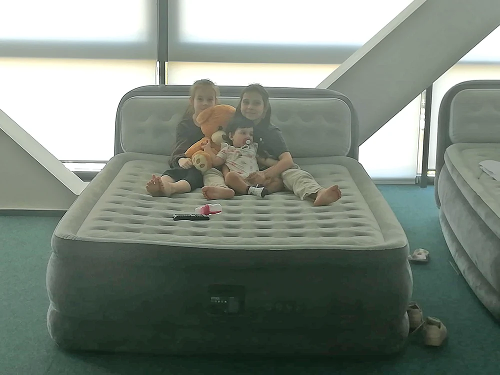 Kira și Renata  o țin în brațe  pe Alissa