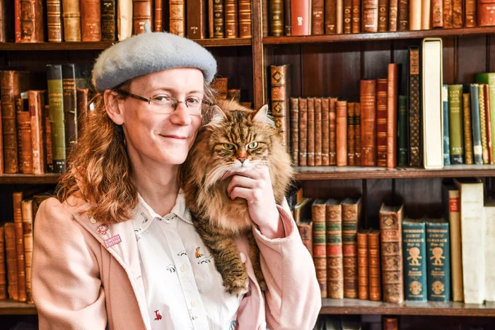 Issy și stăpâna lui, bibliotecara Jamie Fishwick-Ford (Foto: Profimedia)