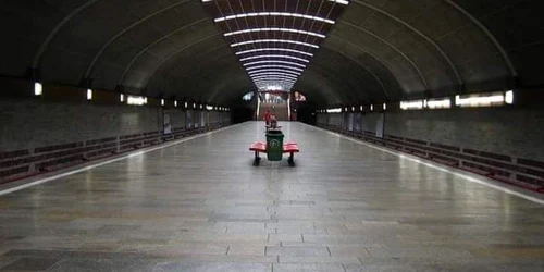 statia de metrou titan facebook jpg