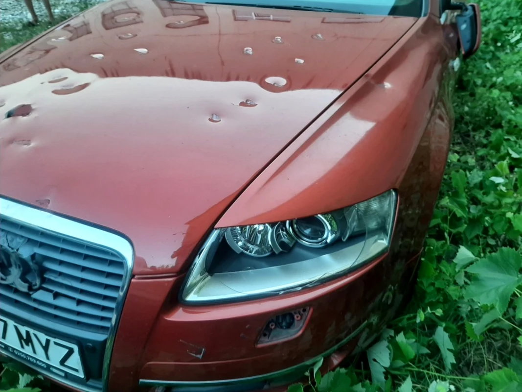 Maşină distrusă de către fiul proprietarului cu un topor în Râmnicu Vâlcea Foto Cristian Mihăilescu