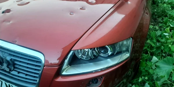 Maşină distrusă de către fiul proprietarului cu un topor în Râmnicu Vâlcea Foto Cristian Mihăilescu
