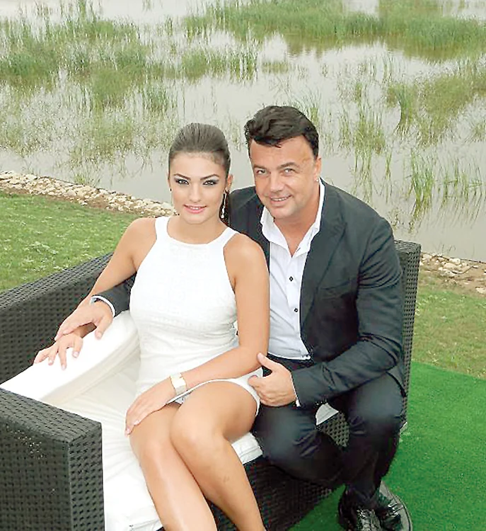 
    Diana, fata lui Adrian Enache, îşi  foloseşte cu greu mâna dreaptă, după  ce a fost înjunghiată vara trecută  