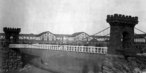 inaugurarea podului suspendat (foto: memorielocala.aman.ro)