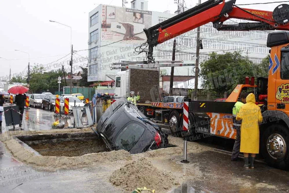 Omul de afaceri Cristi Iancu a intrat cu Mercedesul în groapă. (Foto: Marian Vilău)