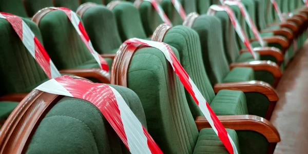 sala de teatru spectacol distantare sociala covid foto shutterstock