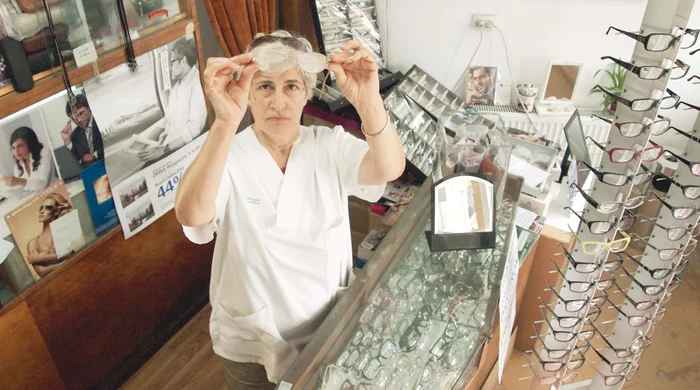 
    Florica Savu spune că ochelarii nu se aleg pe încercate, ci în urma unui control oftalmologicfotografii: Dan L. Brumar  