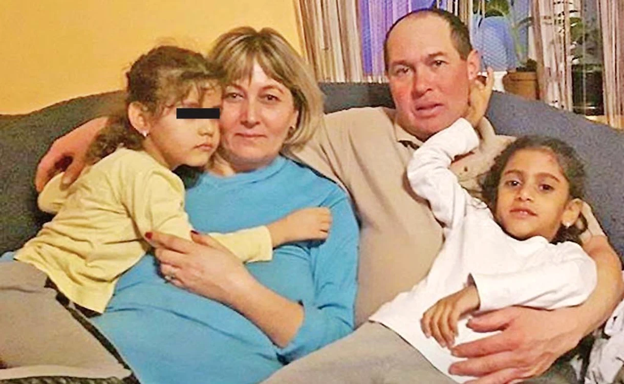 
    Soţii Mariana şi Vasile Şărămăt, alături de Andreea şi Sorina  