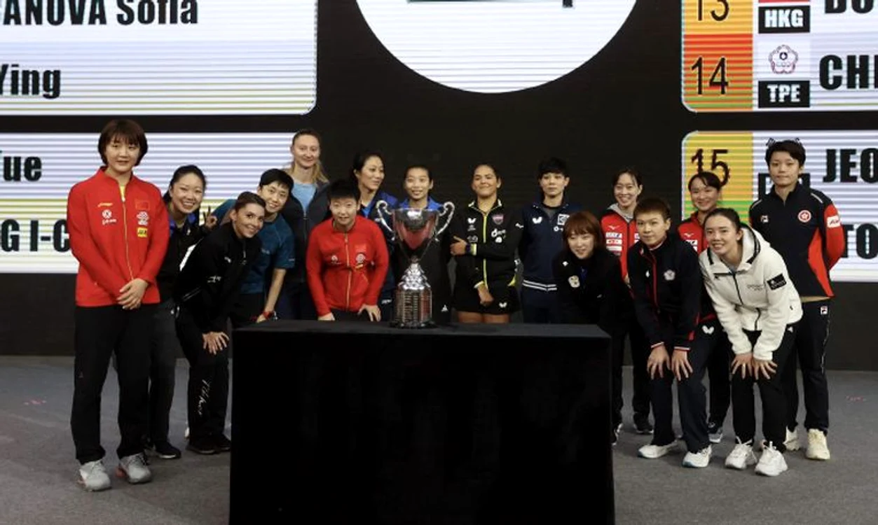 Bernadette Szocs, alături de celelalte sportive paraticipante la Cupa Mondială din China