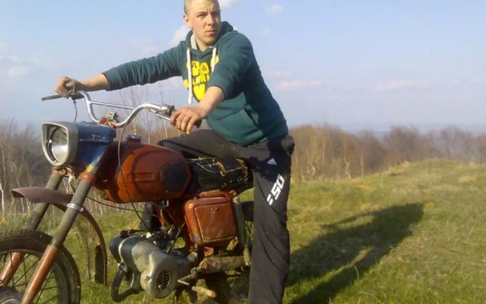 
    Ionuţ Gologan este considerat, în satul natal, un copil bine-crescut (Foto: Facebook)  