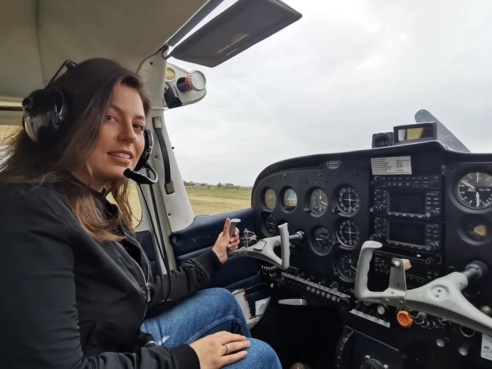 Dina Lascu la manşa avionului Cessna FOTO Ş.Both