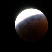 Luna sângerie este un fenomen care apare în timpul unei eclipse totale de lună. Imagine din Mexico City FOTO Profimedia