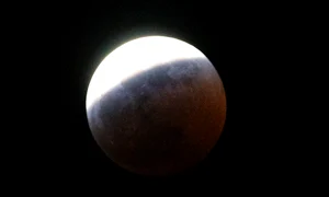 Luna sângerie este un fenomen care apare în timpul unei eclipse totale de lună. Imagine din Mexico City FOTO Profimedia