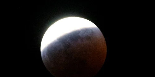 Luna sângerie este un fenomen care apare în timpul unei eclipse totale de lună. Imagine din Mexico City FOTO Profimedia