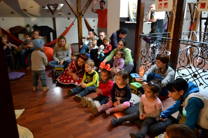 Copiii iau parte la tot felul de activităţi artistice, care de dezvoltă personalitatea