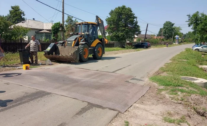 Autoritățile au pus la intrările în localitatea Perieți covoare cu dezinfectant FOTO Prefectura Olt