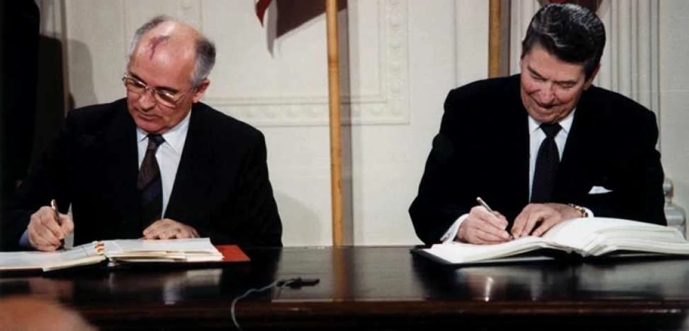 Tratatul INF (Forţe Nucleare Intermediare) a fost semnat de preşedinţii Gorbaciov şi Reagan în 1987