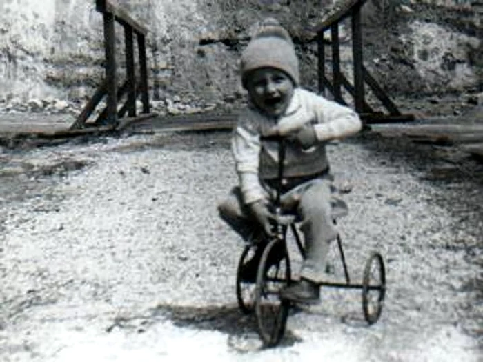 Gabi Balint, pe tricicletă, în copilărie
