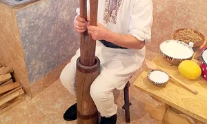Maricel Apalaghiei bate cânepa în piuă jpeg