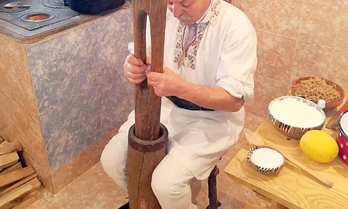 Maricel Apalaghiei bate cânepa în piuă jpeg